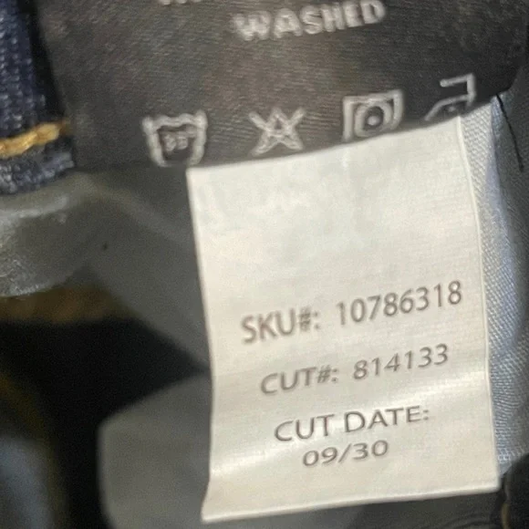 Torrid Premium Women Blue Denim Flat Front Distressed Raw Hem Capri Pants 26 NEW - Picture 11 of 12